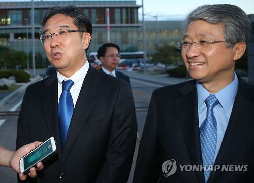양창훈(왼쪽), 한인규 HDC신라면세점 공동대표가 9일 인천 영종도 인천공항공사 인재개발원에서 열린 서울시내 면세점 입찰기업 프레젠테이션을 마친 뒤 인재개발원을 떠나며 기자들의 질문을 받고 있다. 사진= 연합뉴스